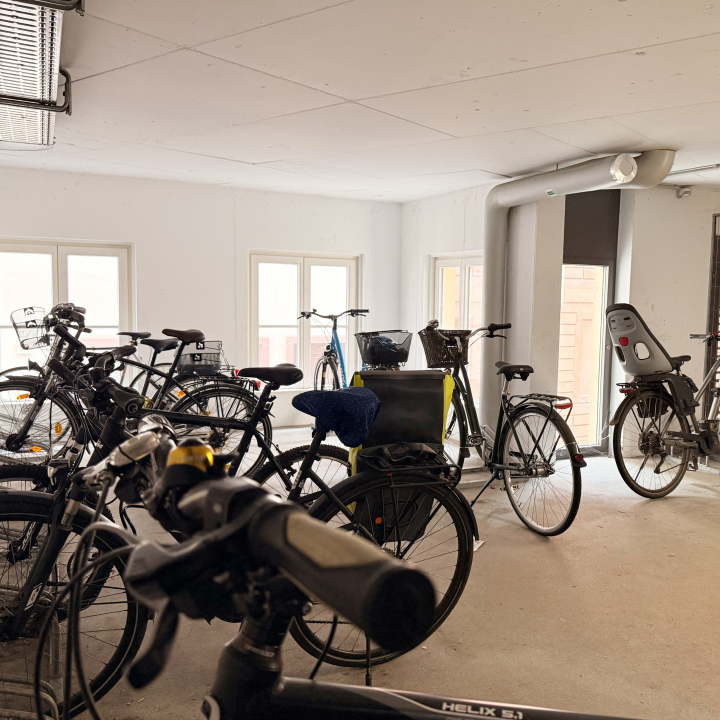 Heller Fahrradraum mit abgestellten Fahrrädern