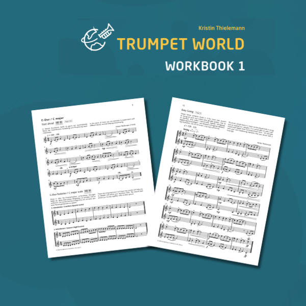 Das Bild zeigt das Cover des Lehrwerks Trumpet World – Workbook 1 von Kristin Thielemann. Vor einem blauen Hintergrund mit einer stilisierten Trompete sind zwei geöffnete Notenseiten abgebildet. Auf den Notenblättern sind Übungen und Stücke in C-Dur und F-Dur mit Notenzeilen und Anweisungen zu sehen.
