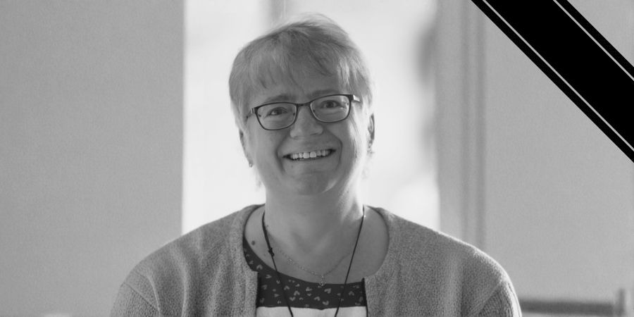 Schwarz-Weiß Portrait der Schott-Autorin Jutta Michel-Becher mit schwarzem Trauer-Flor am oberen rechten Rand.