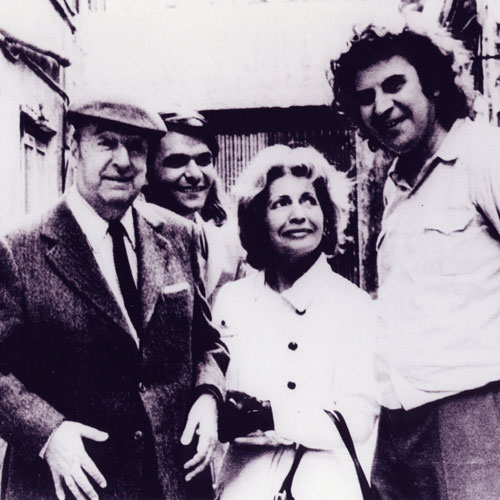 Theodorakis rechts in weißem Hemd mit dem Dichter Pablo Neruda links, eine Schlägermütze tragend und dessen Ehefrau Matilde Urrutia in der Mitte in weißem Mantel mit Handtasche