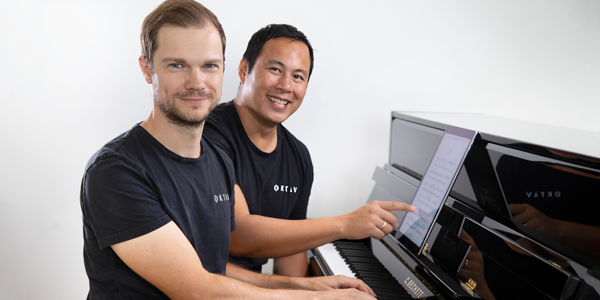 OKTAV Gründer David Kitzmueller und Toni Luong am Klavier