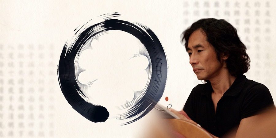 Rechts sitzt eine Person mit dunkler Kleidung (Atsuhiko Gondai) und hält ein Notenblatt. Links ist ein großer schwarzer Kreis aus Pinselstrichen auf hellem Hintergrund zu sehen. Der Hintergrund ist ruhig und hell.