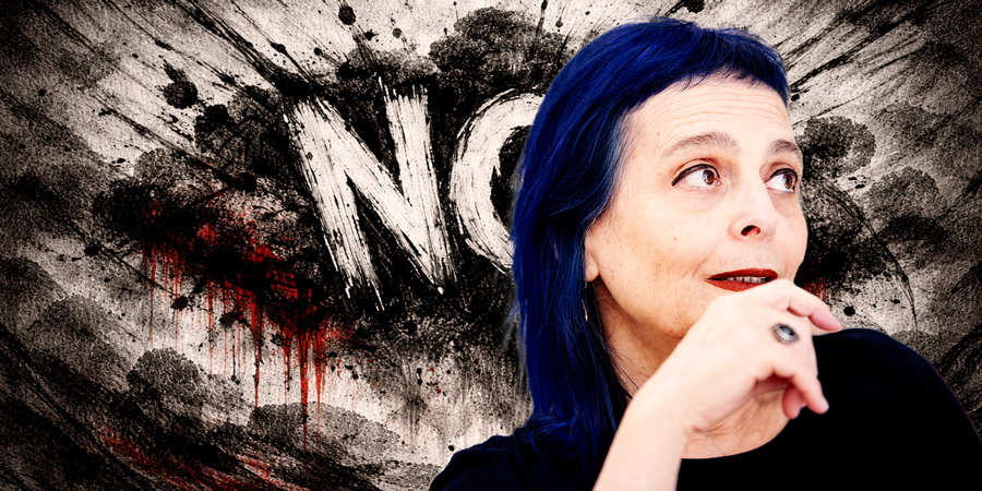 Porträt von Chaya Czernowin mit markantem blauem Haar vor einem expressiv-düsteren Hintergrund mit dem Schriftzug „NO“. Links sind dunkle Spritzer und rote Farbläufe erkennbar; die Komponistin blickt mit der Hand am Kinn nach rechts oben.