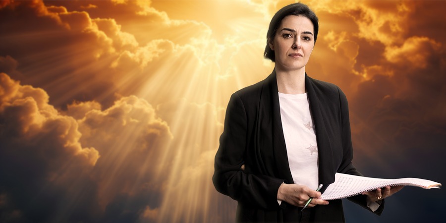 Komponistin Dobrinka Tabakova vor einem dramatischen, sonnendurchfluteten Wolkenhintergrund. Sie blickt ernst und hält ein Notenblatt und einen Stift in ihren Händen, während sie einen schwarzen Blazer und ein weißes Oberteil mit Sternenmuster trägt.