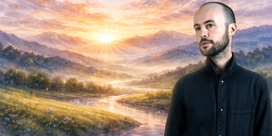 Porträt von Edmund Finnis (dunkles Haar, Bart, schwarzes Hemd) vor heller Aquarell-Illustration. Motiv: Hügellandschaft bei Sonnenaufgang, ein gewundener Fluss und rosa Blumenwiesen. Atmosphäre: friedlich und morgendlich.