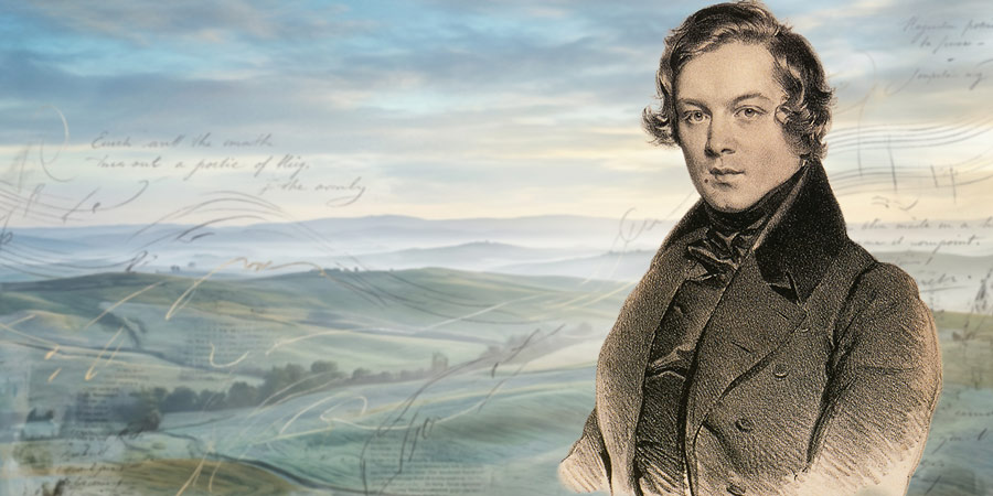 Historische Porträtdarstellung von Robert Schumann in der rechten Bildhälfte. Im Hintergrund eine weite Hügellandschaft in Blau- und Grüntönen mit eingeblendeten Notenzeilen und handschriftlichen Textfragmenten.