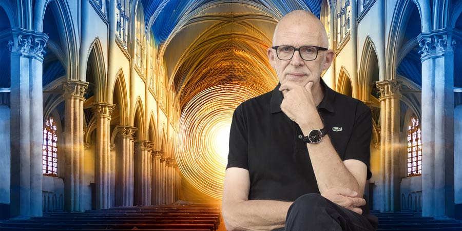 Porträt einer sitzenden Person (Stefan Heucke) vor einem hohen Kircheninnenraum mit gotischen Bögen; im Hintergrund strahlt ein helles, kreisförmiges Licht, warme und kühle Farbtöne wechseln sich ab.