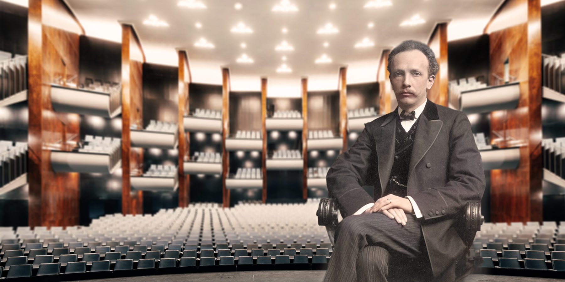 Portrait historique d’une personne assise au premier plan à droite. À l’arrière-plan se trouve une salle d’opéra éclairée, avec des rangées de sièges blancs, plusieurs balcons et des parois brunes.