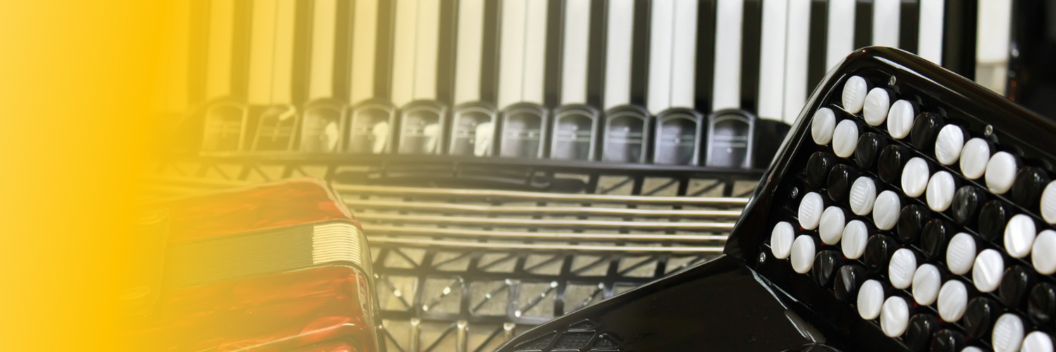 Nahaufnahme von drei Akkordeons