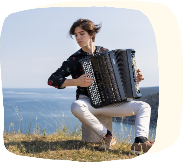 Mann mit Akkordeon im Freien