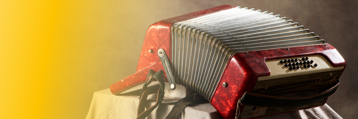 Rotes Akkordeon mit ausgezogenem Balg auf Tisch liegend