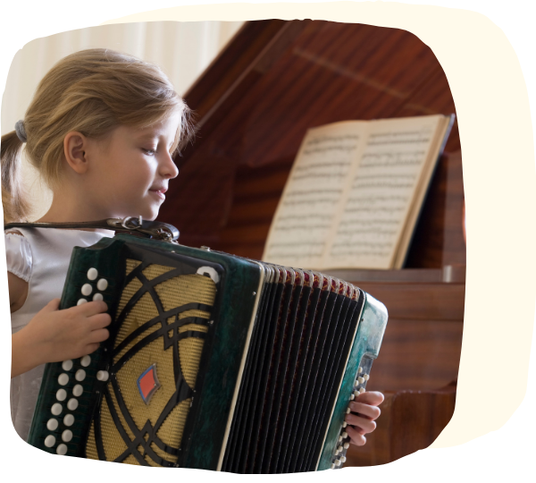 Mädchen mit Akkordeon vor Klavier