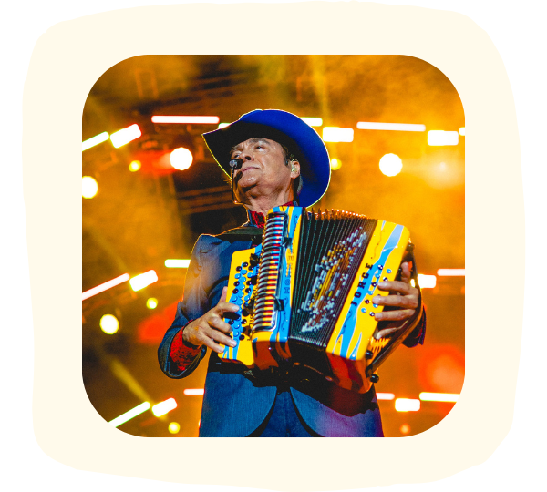 Mann mit buntem Akkordeon bei Auftritt