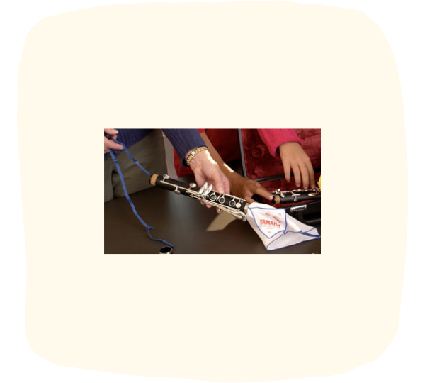 Klarinettenteil das mit Putztuch gewischt wird