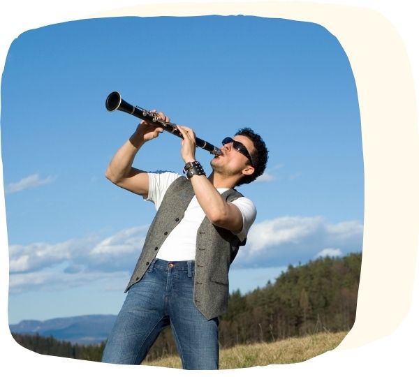 Mann im Freien mit Klarinette