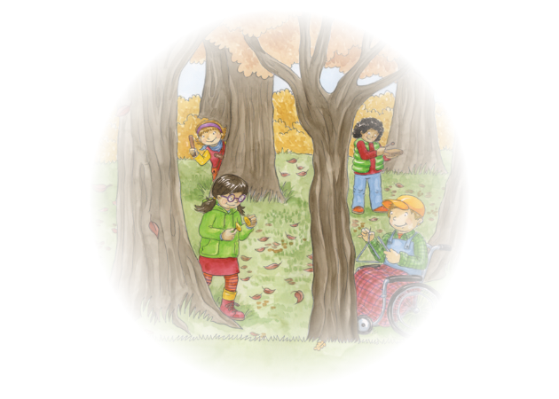 Mehrere Kinder spielen im herbstlichen Wald einfache Rhythmusinstrumente zwischen großen Bäumen.