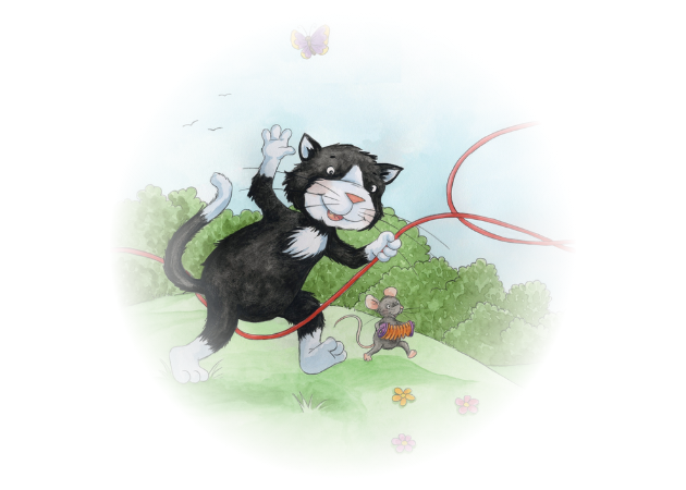 Eine große schwarze Katze spielt mit einer roten Schnur, daneben eine kleine Maus.