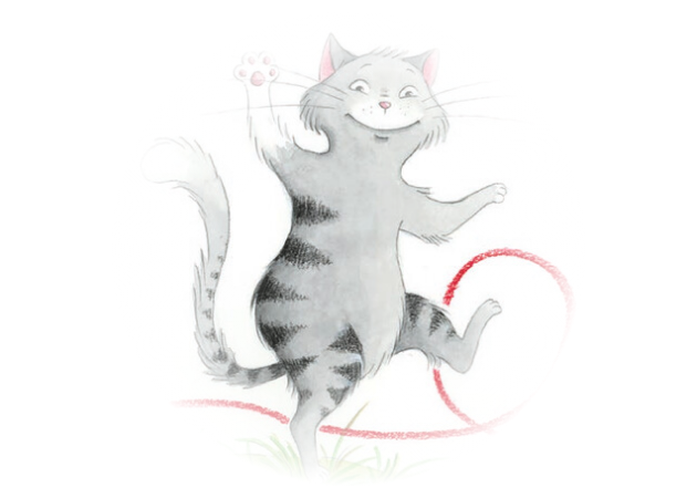 Eine graue Katze springt verspielt über eine rote Schnur.