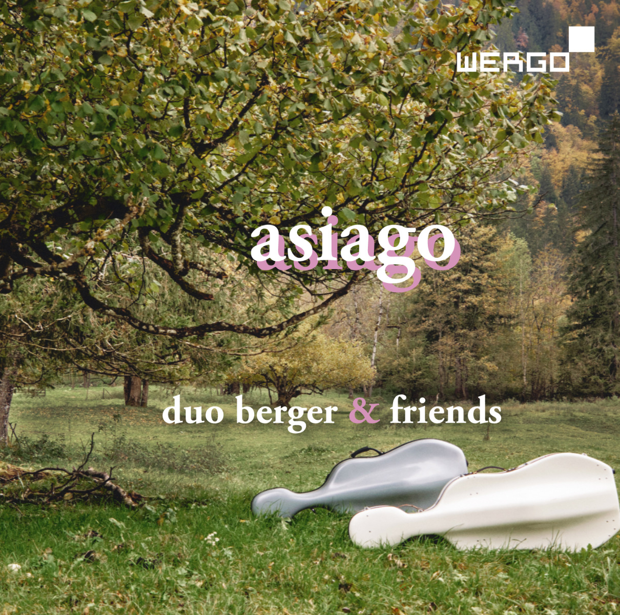 Cover der CD „Asiago“ von duo berger & friends, Naturmotiv mit Cello-Koffern im Grünen.
